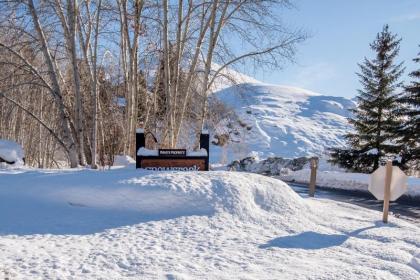 Snowcreek Condominiums Summer Pool with Sun Valley Amenities - image 10