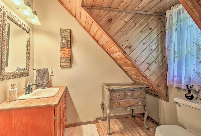 Lakefront Superior Cottage with Deck and Boat Dock - image 3