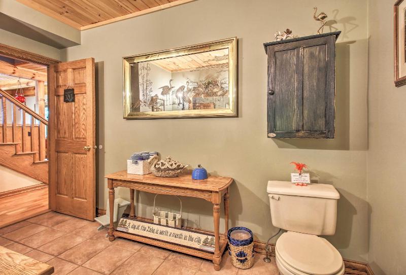 Lakefront Superior Cottage with Deck and Boat Dock - image 4