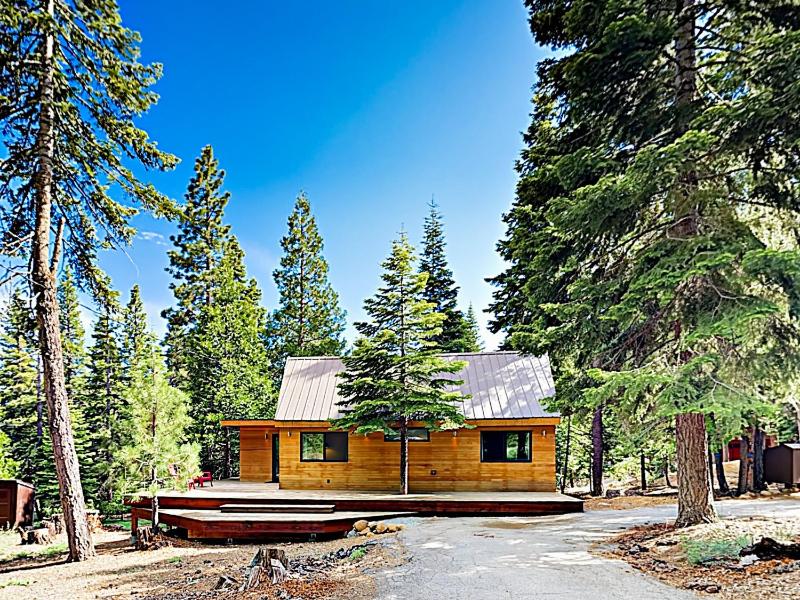 Modern Wooded Oasis With Hot Tub Walk To Beach! Cabin - main image