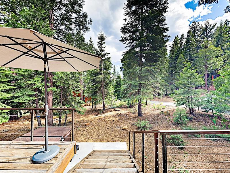 Modern Wooded Oasis With Hot Tub Walk To Beach! Cabin - image 6