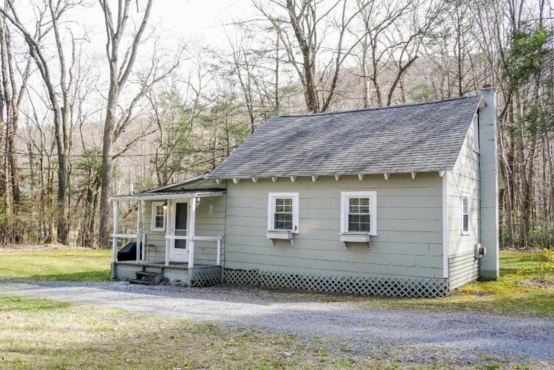 Camelback cottage - on ONE ACRE & near local attractions - main image