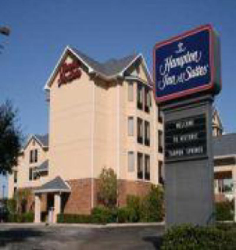 Hampton Inn and Suites - image 3