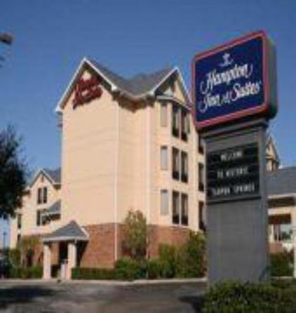 Hampton Inn and Suites - image 7