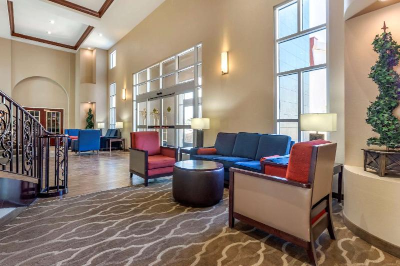 Comfort Suites Phoenix Airport - image 6