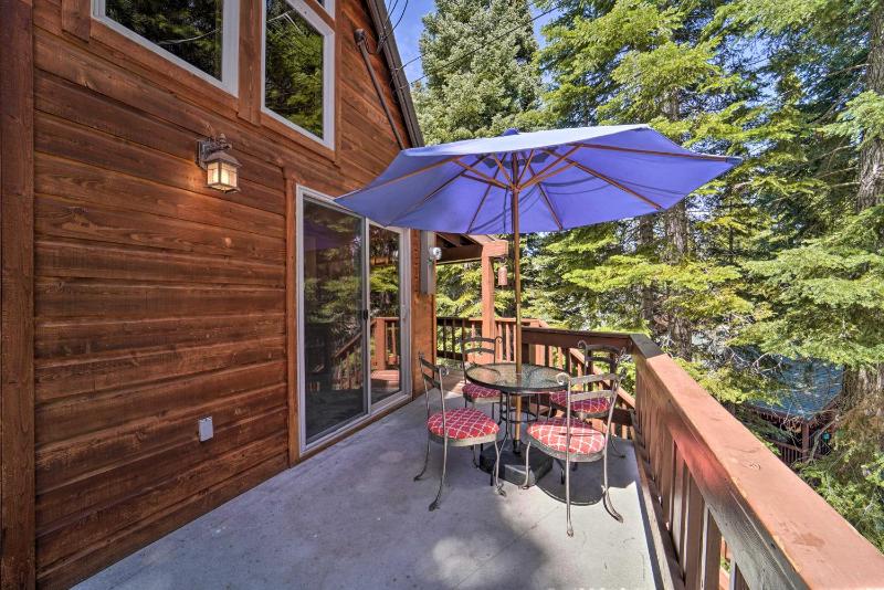 Airy Alpine Cabin with Deck 5 Mi to Donner Lake - image 2