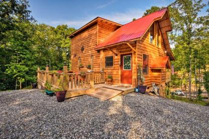 Murphy Log Cabin with Deck and Covered Porch-Near Dtwn