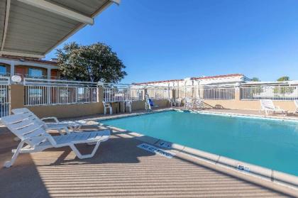 Super 8 by Wyndham Abilene North - image 10