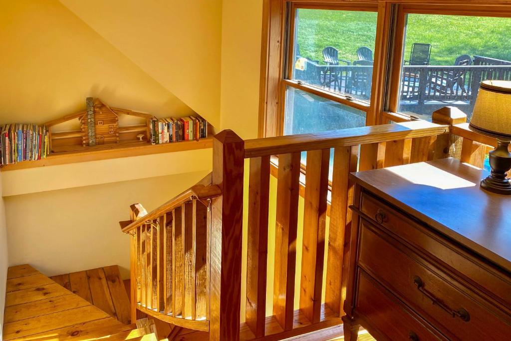 Timber Frame Cabin with South Holston Lake Views - image 3