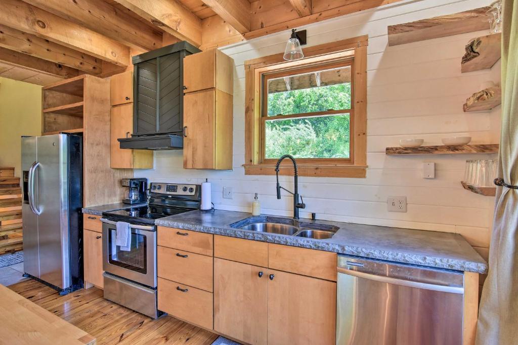 Timber Frame Cabin with South Holston Lake Views - image 7