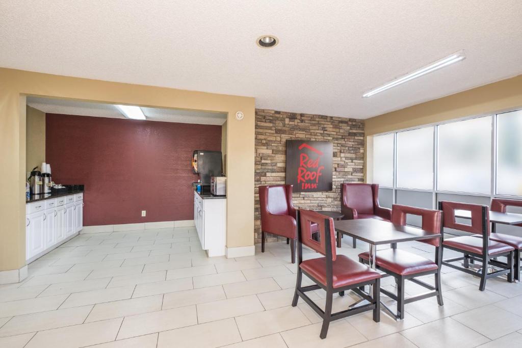 Red Roof Inn Acworth - image 6