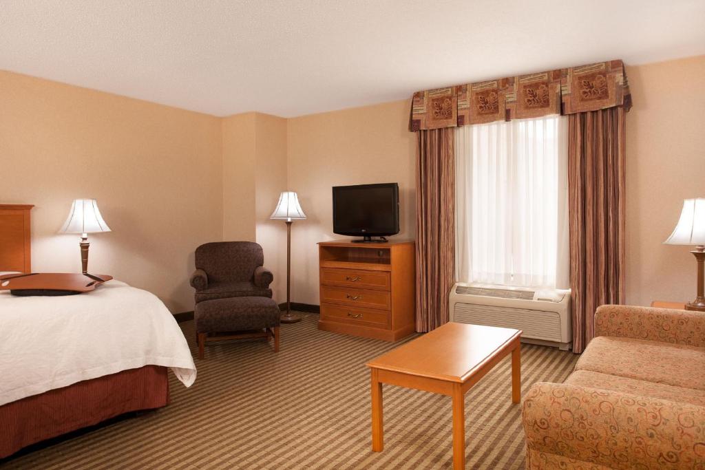 Hampton Inn & Suites Addison - image 5