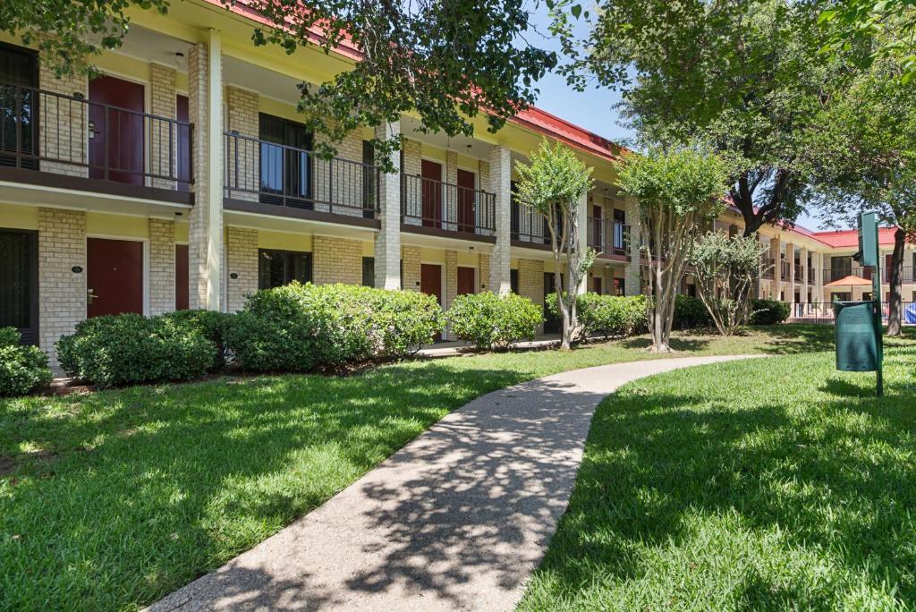 Red Roof Inn PLUS+ Dallas - Addison - image 2