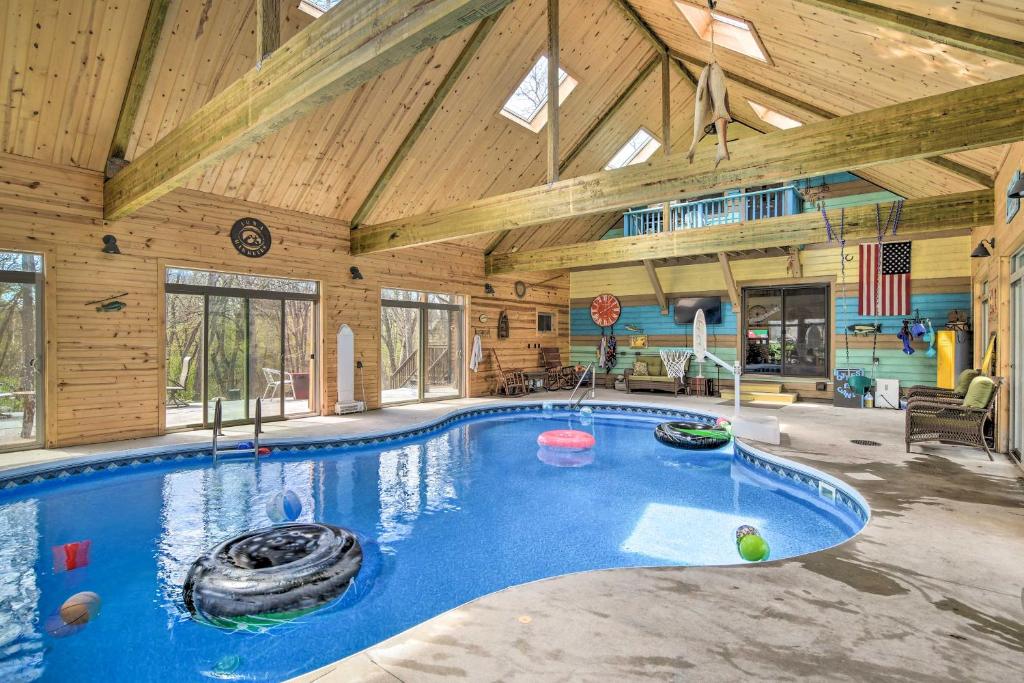 Raccoon River Retreat Indoor Pool and Outdoor Fun! - image 3