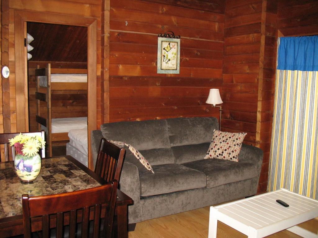 Forest Lake Camping Resort Cabin 18 - image 3