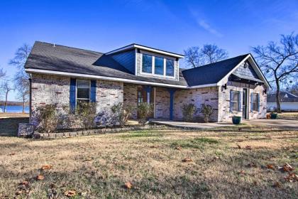 Upscale Lake House with Hot tub and Shared Dock Oklahoma