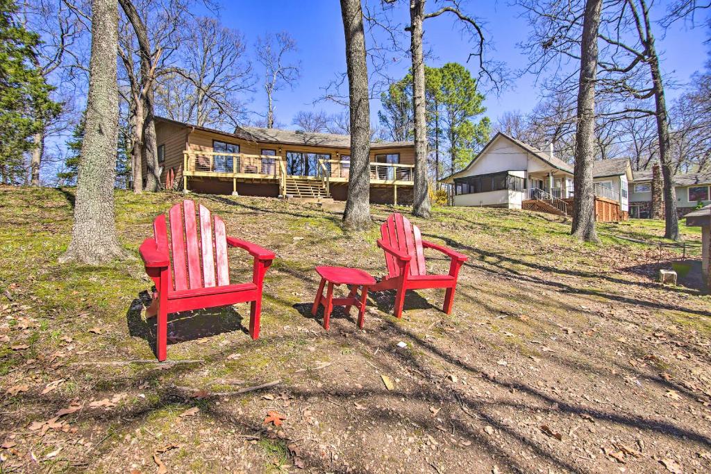 Updated Cottage with Private Dock and Lake Access - image 3