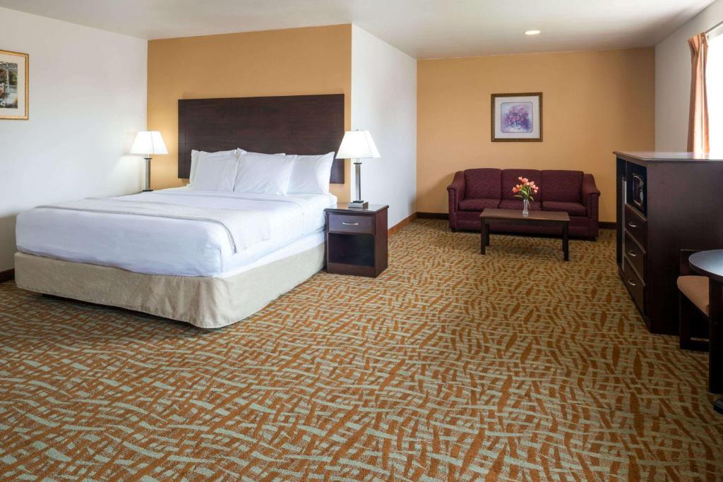 Days Inn & Suites by Wyndham Spokane Airport Airway Heights - image 3