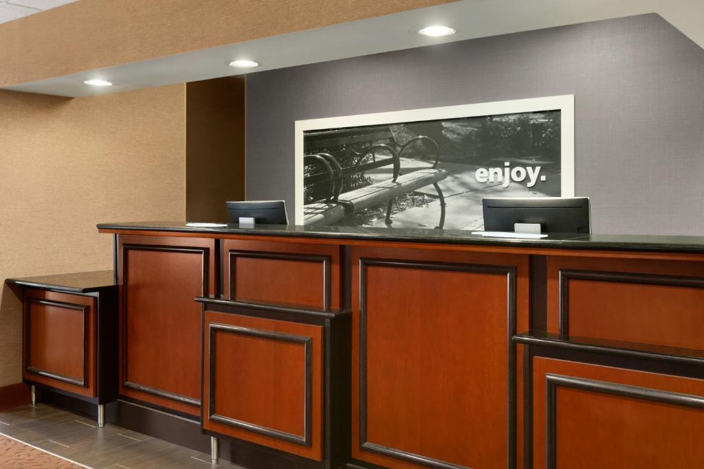 Hampton Inn Akron-Fairlawn - image 4