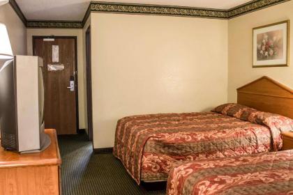 Econo Lodge Akron - image 4