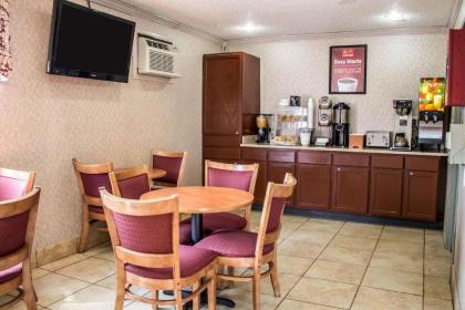 Econo Lodge Akron - image 6