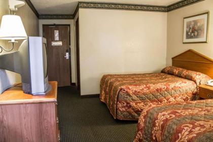 Econo Lodge Akron - image 7