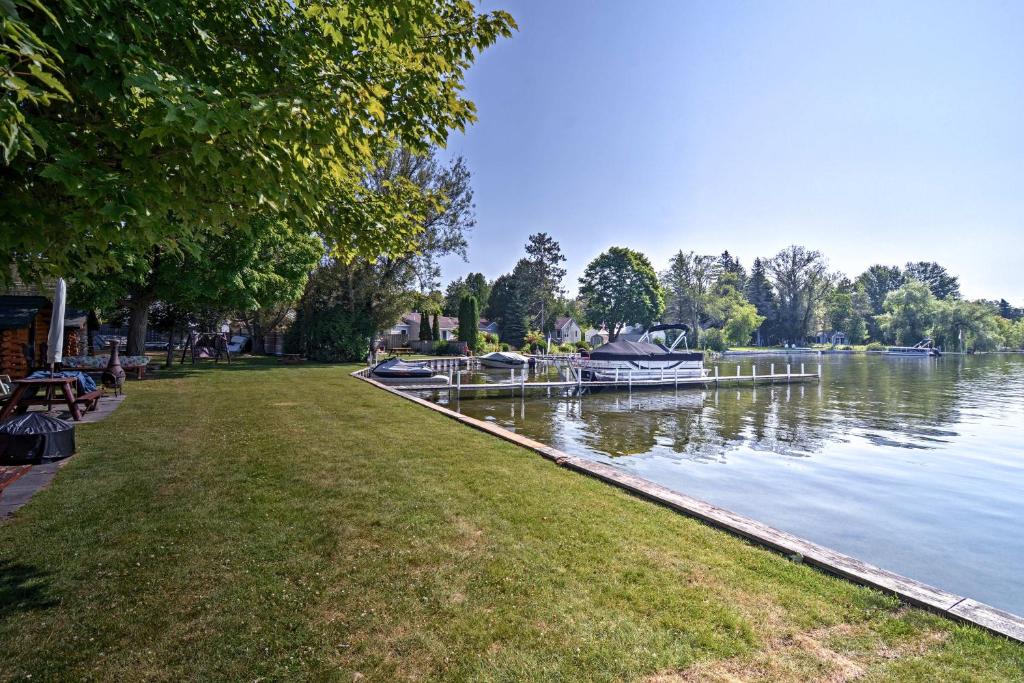 Charming Tiny Cottage with Boat Dock on Crooked Lake - image 3