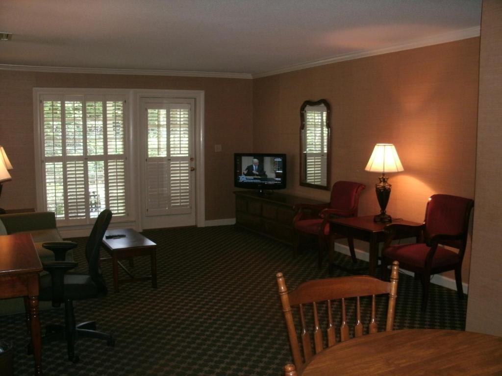 Merry Acres Inn - image 6