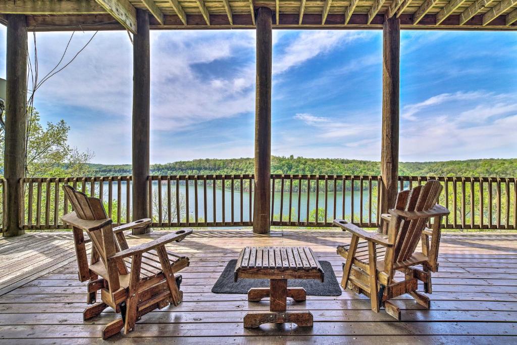 Spacious Cabin on Dale Hollow Lake with Hot Tub! - main image