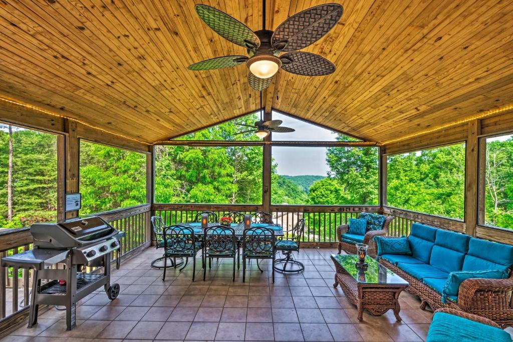 Charming Getaway with Lake Cumberland Views! - main image