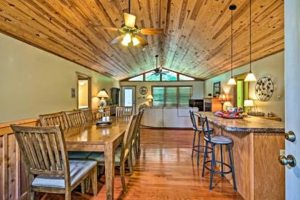 Charming Getaway with Lake Cumberland Views! - image 10