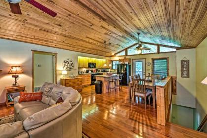 Charming Getaway with Lake Cumberland Views! - image 5