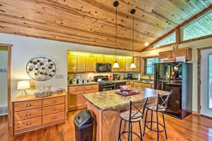 Charming Getaway with Lake Cumberland Views! - image 6