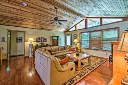 Charming Getaway with Lake Cumberland Views! - image 7