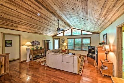 Charming Getaway with Lake Cumberland Views! - image 8