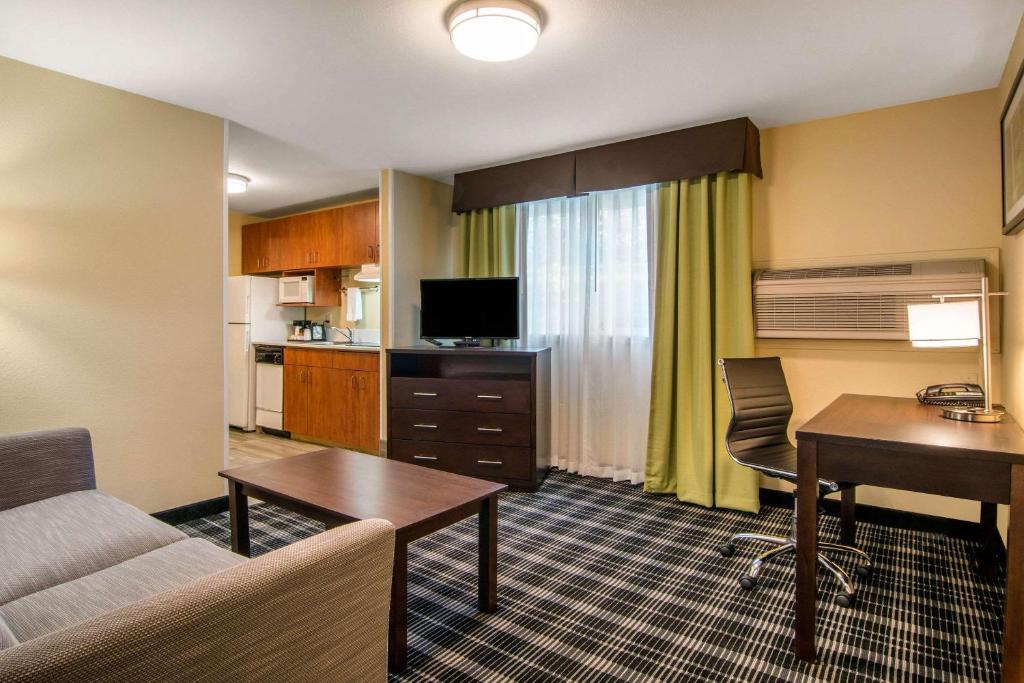 Quality Inn & Suites - image 2