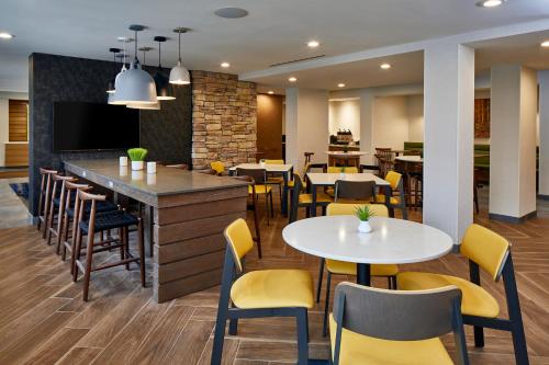 Fairfield Inn & Suites by Marriott Albany Airport - image 3