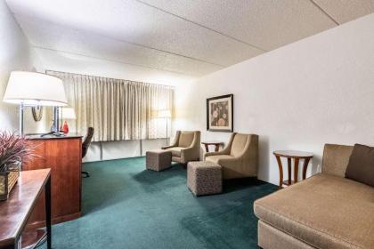 Quality Inn & Suites - image 15