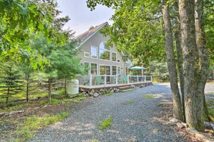 Pocono Family House with Hot Tub Near Ski Resorts! - image 11