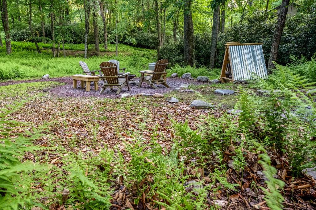 Family Home with Game Room Deck BBQ Walk to Lake! - image 6