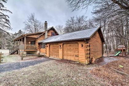 Luxe Pocono Cabin with Deck For Skiers and Families Pennsylvania