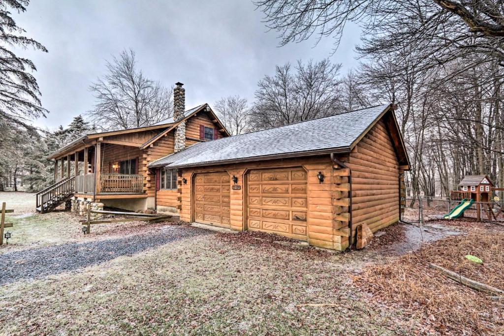 Luxe Pocono Cabin with Deck For Skiers and Families - main image