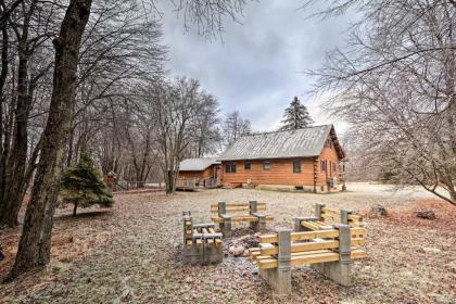 Luxe Pocono Cabin with Deck For Skiers and Families - image 4