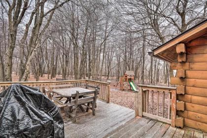 Luxe Pocono Cabin with Deck For Skiers and Families - image 5