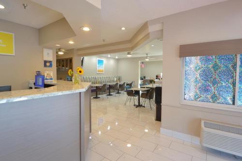 Days Inn & Suites by Wyndham Airport Albuquerque - image 3