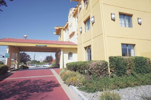 La Quinta Inn by Wyndham Albuquerque Airport - main image