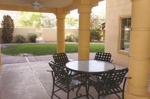 La Quinta Inn & Suites by Wyndham Albuquerque Midtown - image 4