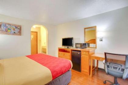 Econo Lodge Inn & Suites - image 1