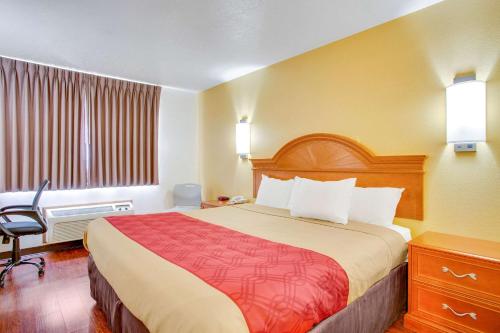 Econo Lodge Inn & Suites - image 2