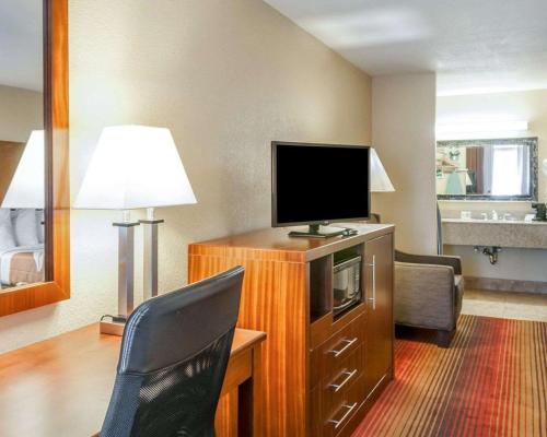 Quality Inn & Suites Albuquerque West - image 2